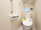ウォシュレット機能付きの清潔感のあるトイレ。