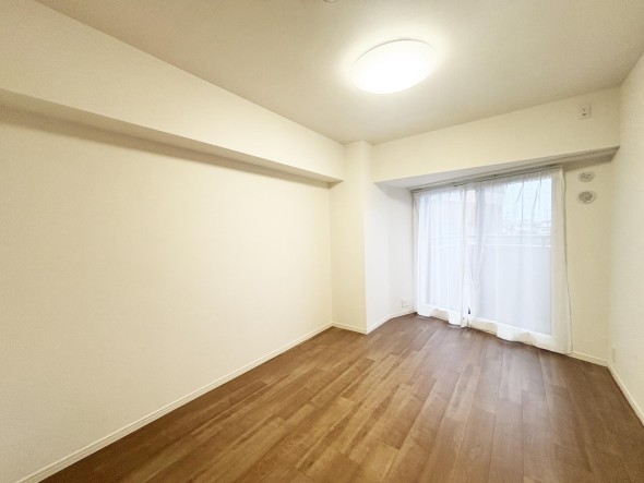 洋室7.1帖。フローリングの部屋は清潔感があり、日々のお掃除も楽で助かります。