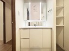 十分な大きさの洗面台は、身だしなみチェックや歯磨きなど、朝の慌ただしい時間でも余裕とゆとりを感じて頂けます。