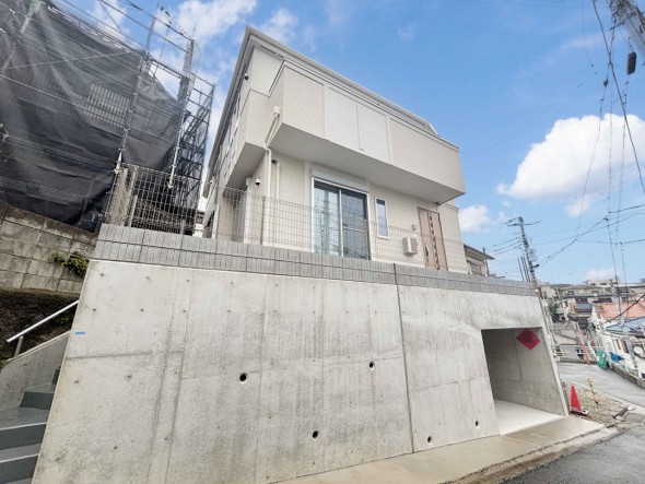 爽やかな青空の下に贅沢なほどに降り注ぐ陽光、豊かな居住性と、クオリティが見事に調和した住空間は、住まうことの喜びを感じさせてくれ
