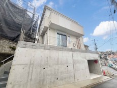 爽やかな青空の下に贅沢なほどに降り注ぐ陽光、豊かな居住性と、クオリティが見事に調和した住空間は、住まうことの喜びを感じさせてくれ