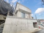 爽やかな青空の下に贅沢なほどに降り注ぐ陽光、豊かな居住性と、クオリティが見事に調和した住空間は、住まうことの喜びを感じさせてくれ