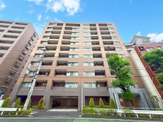 マンション外観。生活利便性に優れた立地環境。