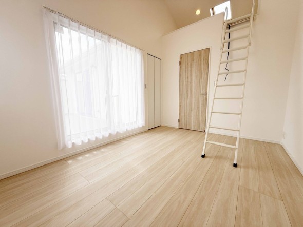 一日の疲れをいやしてくれる主寝室。時を忘れて過ごす場所として過ごせるお部屋です。