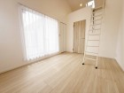 一日の疲れをいやしてくれる主寝室。時を忘れて過ごす場所として過ごせるお部屋です。