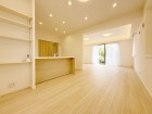 キッチンからはリビング全体が見渡せる設計。 小さなお子様が遊ぶ様子を見守りながらお料理ができますね。