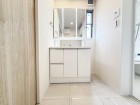 真っ白な洗面台で、気持ちの良い朝を迎えられそうです。