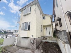 爽やかな青空の下に贅沢なほどに降り注ぐ陽光、豊かな居住性と、クオリティが見事に調和した住空間は、住まうことの喜びを感じさせてくれ