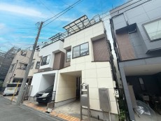 爽やかな青空の下に贅沢なほどに降り注ぐ陽光、豊かな居住性と、クオリティが見事に調和した住空間は、住まうことの喜びを感じさせてくれ