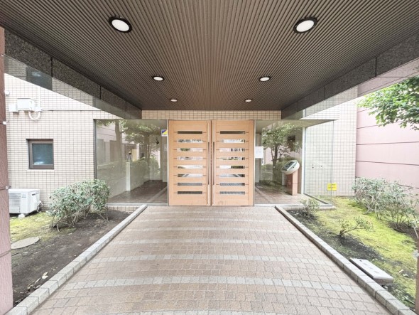 居住者の帰り、訪れる方を優しく迎え、やすらぎに満ちた生活空間を予感させる。健やかな暮らしを楽しめそう。