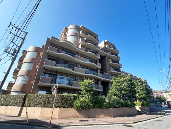 爽やかな青空の下に贅沢なほどに降り注ぐ陽光、豊かな居住性と、クオリティが見事に調和した住空間は、住まうことの喜びを感じさせてくれ