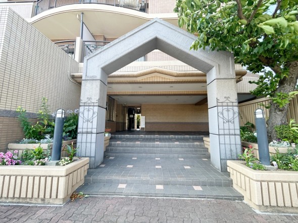 お客様をお迎えする玄関は落ち着いた雰囲気。帰り着くたびに洗練されたテイストの空間に迎えられ誇りと喜びを感じる玄関まわりです。
