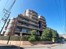 爽やかな青空の下に贅沢なほどに降り注ぐ陽光、豊かな居住性と、クオリティが見事に調和した住空間は、住まうことの喜びを感じさせてくれ