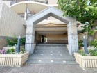 お客様をお迎えする玄関は落ち着いた雰囲気。帰り着くたびに洗練されたテイストの空間に迎えられ誇りと喜びを感じる玄関まわりです。
