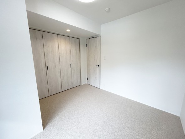 一日の疲れをいやしてくれる主寝室。時を忘れて過ごす場所として過ごせるお部屋です。