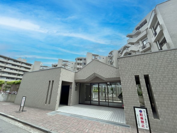 お客様をお迎えする玄関は落ち着いた雰囲気。帰り着くたびに洗練されたテイストの空間に迎えられ誇りと喜びを感じる玄関まわりです。