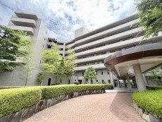 爽やかな青空の下に贅沢なほどに降り注ぐ陽光、豊かな居住性と、クオリティが見事に調和した住空間は、住まうことの喜びを感じさせてくれ