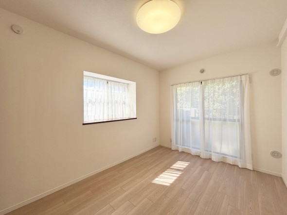 フローリングの部屋は清潔感があり、日々のお掃除も楽で助かりますね！