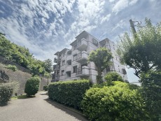 爽やかな青空の下に贅沢なほどに降り注ぐ陽光、豊かな居住性と、クオリティが見事に調和した住空間は、住まうことの喜びを感じさせてくれ