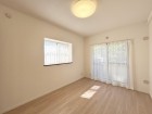フローリングの部屋は清潔感があり、日々のお掃除も楽で助かりますね！