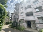 マンション外観。生活利便性に優れた立地環境。