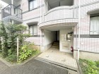 お客様をお迎えする玄関は落ち着いた雰囲気。帰り着くたびに洗練されたテイストの空間に迎えられ誇りと喜びを感じる玄関まわりです。