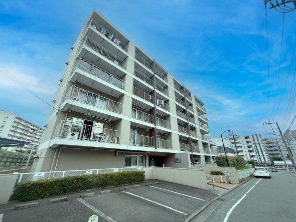爽やかな青空の下に贅沢なほどに降り注ぐ陽光、豊かな居住性と、クオリティが見事に調和した住空間は、住まうことの喜びを感じさせてくれ