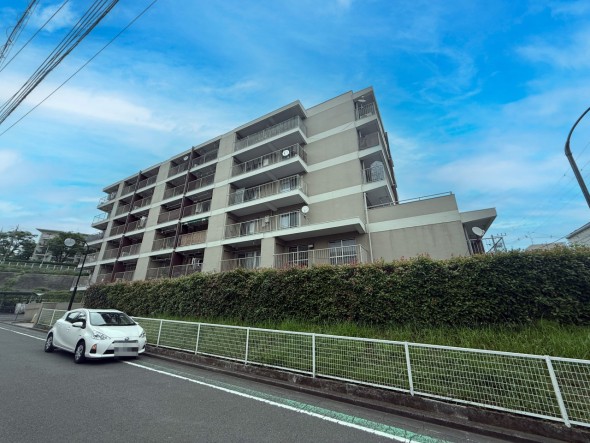 マンション外観。生活利便性に優れた立地環境。