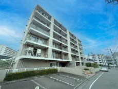 爽やかな青空の下に贅沢なほどに降り注ぐ陽光、豊かな居住性と、クオリティが見事に調和した住空間は、住まうことの喜びを感じさせてくれ