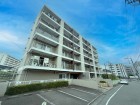 爽やかな青空の下に贅沢なほどに降り注ぐ陽光、豊かな居住性と、クオリティが見事に調和した住空間は、住まうことの喜びを感じさせてくれ