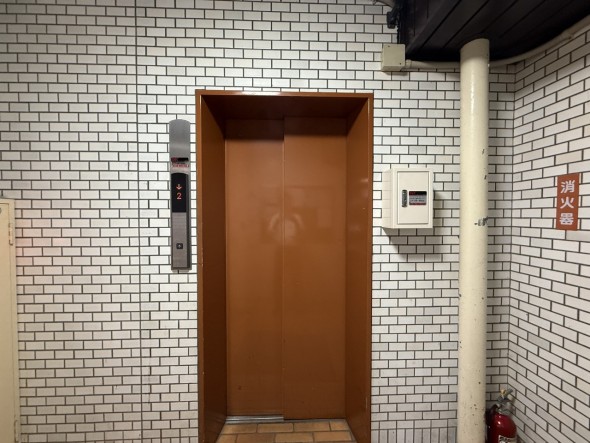 エレベーター付きのマンションです。