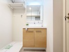 真っ白な洗面台で、気持ちの良い朝を迎えられそうです。