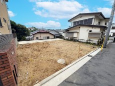 青空広がる解放感ある立地です。