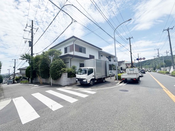 角地。前面道路が広く見通しも良いです。