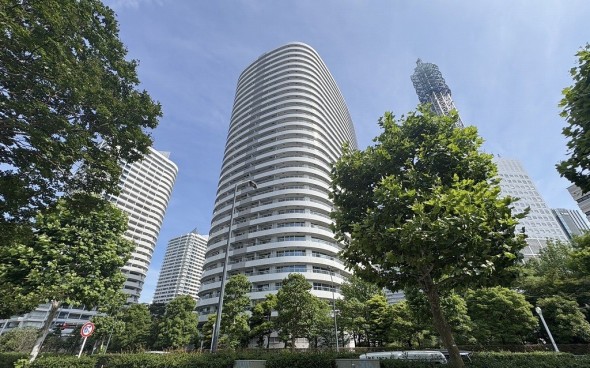 爽やかな青空の下に贅沢なほどに降り注ぐ陽光、豊かな居住性と、クオリティが見事に調和した住空間は、住まうことの喜びを感じさせてくれ