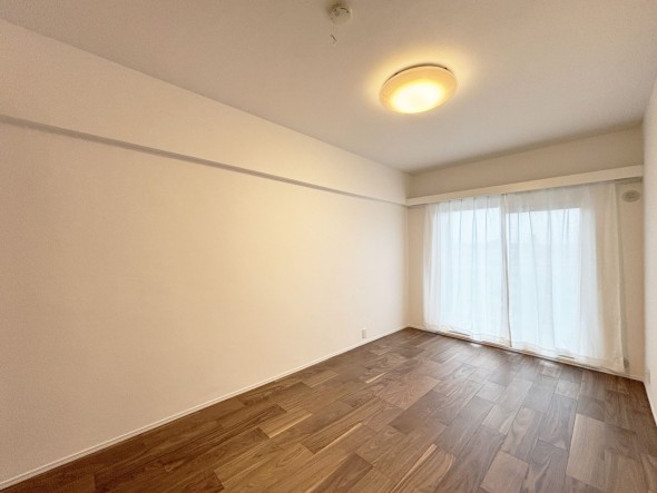 一日の疲れをいやしてくれる主寝室。時を忘れて過ごす場所として過ごせるお部屋です。