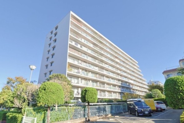マンション外観。お買い物施設も周辺に多く、生活利便性に優れた立地環境。