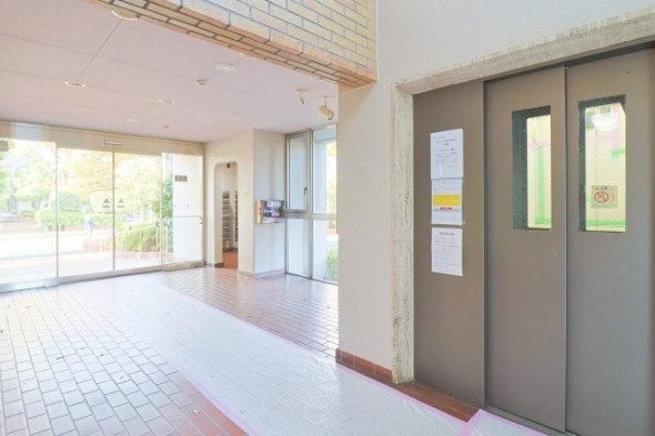 エントランスは落ち着いた雰囲気。帰り着くたびに洗練されたテイストの空間に迎えられ誇りと喜びを感じる玄関まわりです。