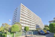 マンション外観。お買い物施設も周辺に多く、生活利便性に優れた立地環境。