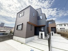 爽やかな青空の下に贅沢なほどに降り注ぐ陽光、豊かな居住性と、クオリティが見事に調和した住空間は、住まうことの喜びを感じさせてくれ