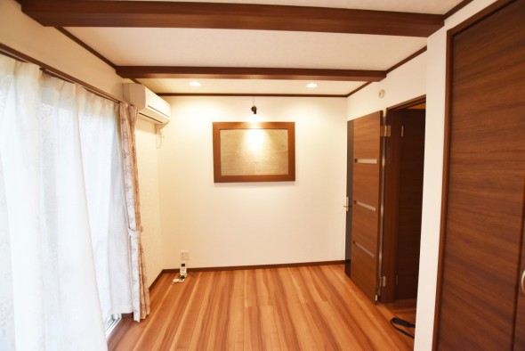 洋室5.8帖。一日の疲れをいやしてくれる主寝室。時を忘れて過ごす場所として過ごせるお部屋です。