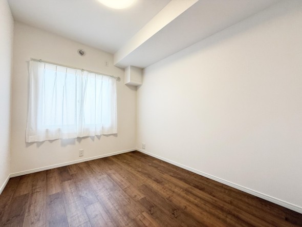 洋室4帖。フローリングの部屋は清潔感があり、日々のお掃除も楽で助かります。