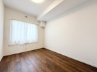 洋室4帖。フローリングの部屋は清潔感があり、日々のお掃除も楽で助かります。