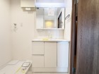 真っ白な洗面台で、気持ちの良い朝を迎えられそうです。