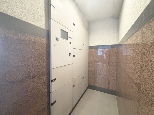 宅配ボックスがあるためご不在時であってもお帰りの際に大きな荷物をお受け取りいただけます。