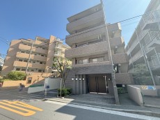 爽やかな青空の下に贅沢なほどに降り注ぐ陽光、豊かな居住性と、クオリティが見事に調和した住空間は、住まうことの喜びを感じさせてくれ