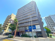 マンション外観。生活利便性に優れた立地環境。