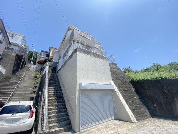 爽やかな青空の下に贅沢なほどに降り注ぐ陽光、豊かな居住性と、クオリティが見事に調和した住空間は、住まうことの喜びを感じさせてくれ