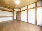 フローリングの部屋は清潔感があり、日々のお掃除も楽で助かりますね！