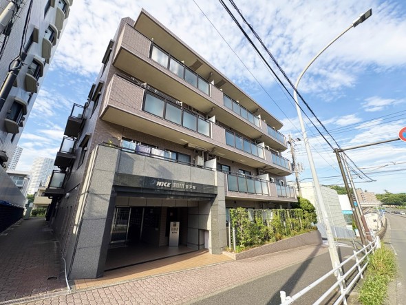 マンション外観。お買い物施設も周辺に多く、生活利便性に優れた立地環境。